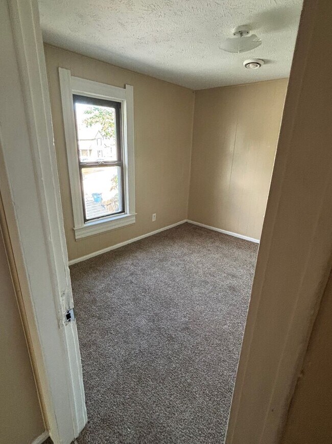 Building Photo - section 8 welcome, 4 bedroom, 1 bathroom s...