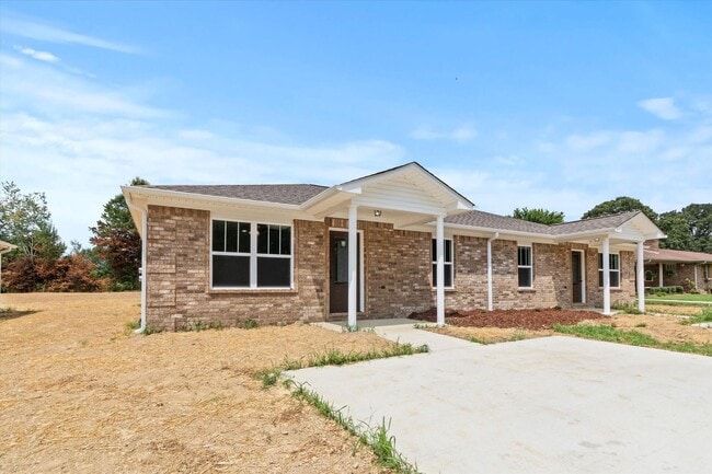 Building Photo - Move In Ready Duplex! $1,200 Rent Credit on 13 Month Lease.