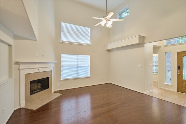 Building Photo - 12515 Lakeshore Dr