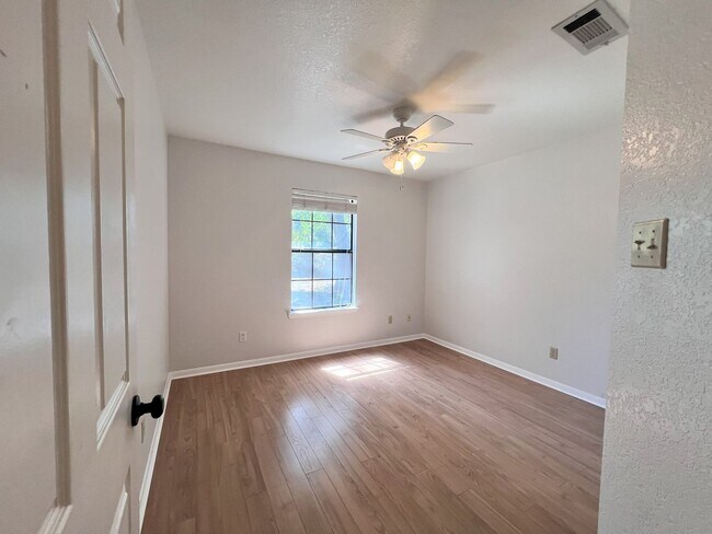 Building Photo - Gorgeous Craftsman home in well establishe...
