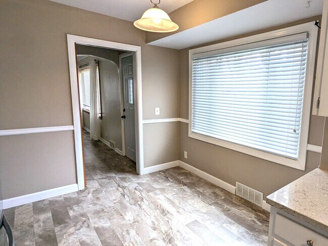 Building Photo - 614 E Sunset Dr