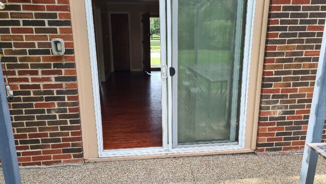 Patio door - 340 N Brookside St