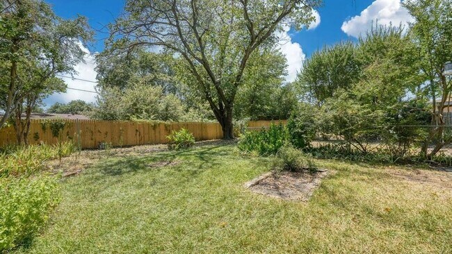 Building Photo - 2442 Oates Dr