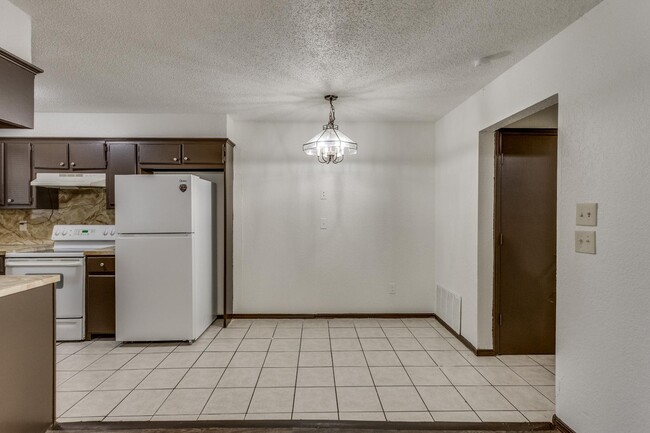 Building Photo - 2210 SW 30th St