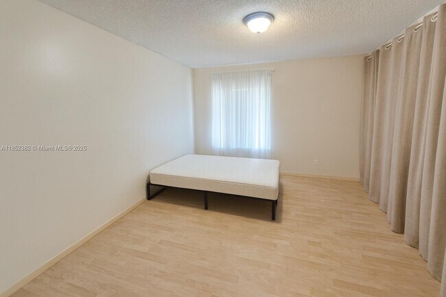 Building Photo - 9999 Summerbreeze Dr
