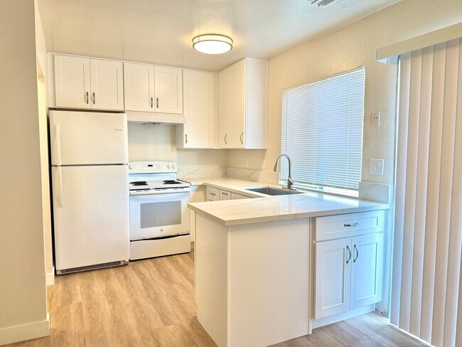 Building Photo - $2,790 / 2 BR - FULLY REMODELED TOWNHOME IN HAYWARD