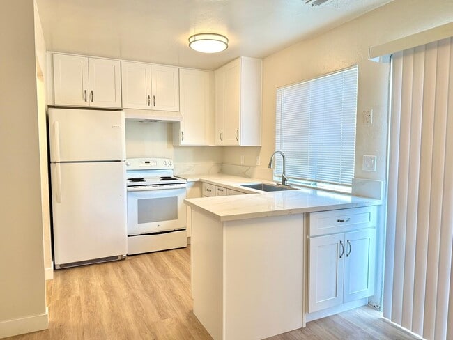 Building Photo - $2,890 / 2 BR - FULLY REMODELED TOWNHOME IN HAYWARD