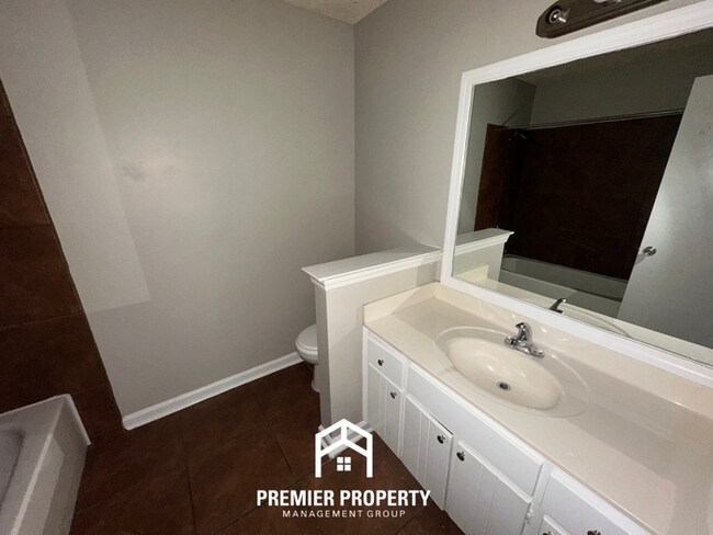 Building Photo - Spacious 3BR/2BA Memphis Home w/ Vaulted Ceilings, Fireplace & 2-Car Garage