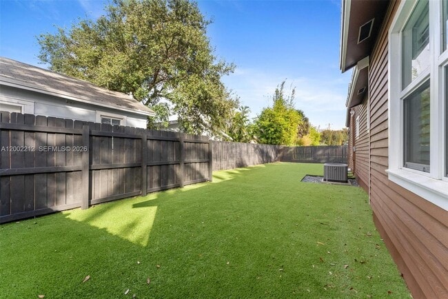 Building Photo - 230 SW 12th Ave