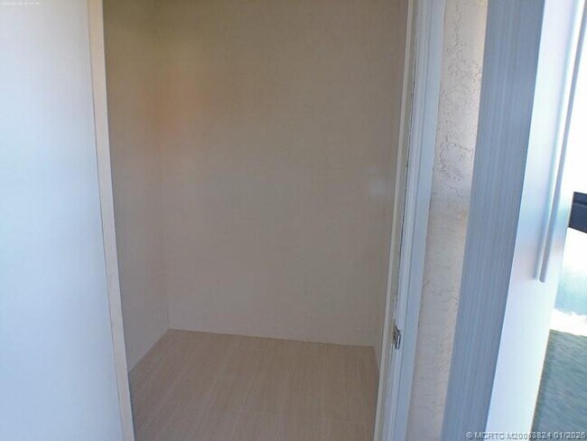 Building Photo - 641 SW South River Dr