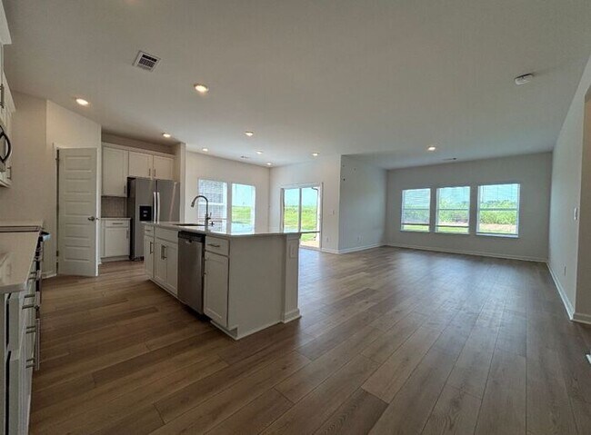 Building Photo - MOVE IN SPECIAL