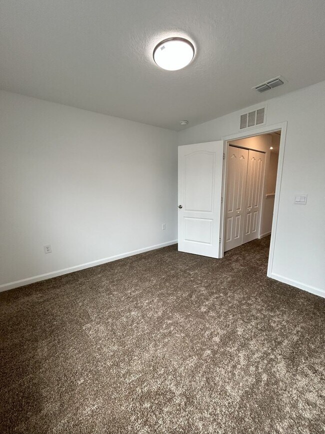Building Photo - NEWER BUILD, SPACIOUS 3 Bedroom, 2 Bath To...