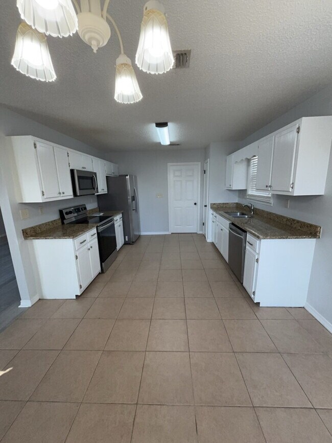 Building Photo - Pet friendly and ready for move in!