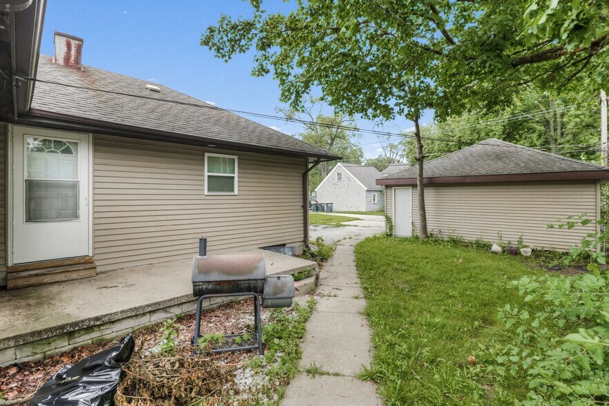 Building Photo - 18307 Wildwood Ave