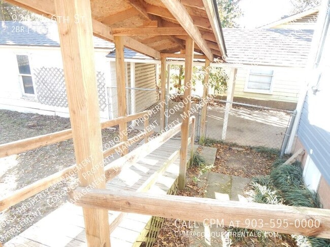 Building Photo - 920 W 6th St