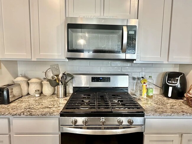 Building Photo - Beautiful 4 Bedroom/3 Bathroom Home