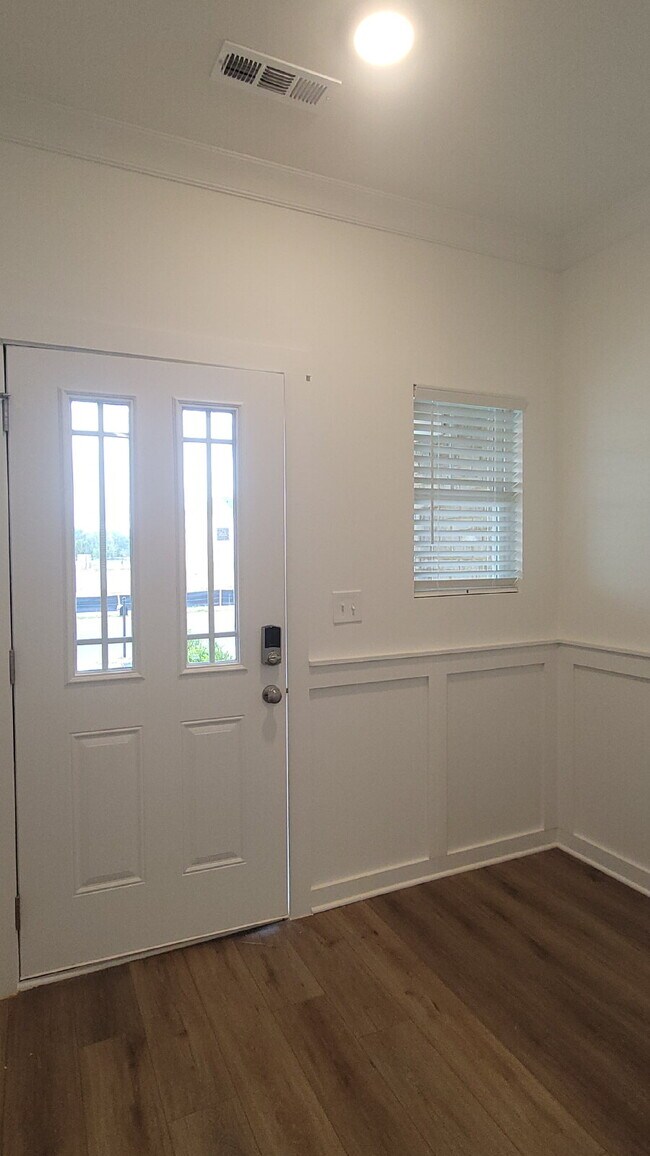 Building Photo - Section 8 Accepted!!! "Discover Comfort and Style: 3-Bed, 2.5-Bath Gem with Granite Elegance in H...