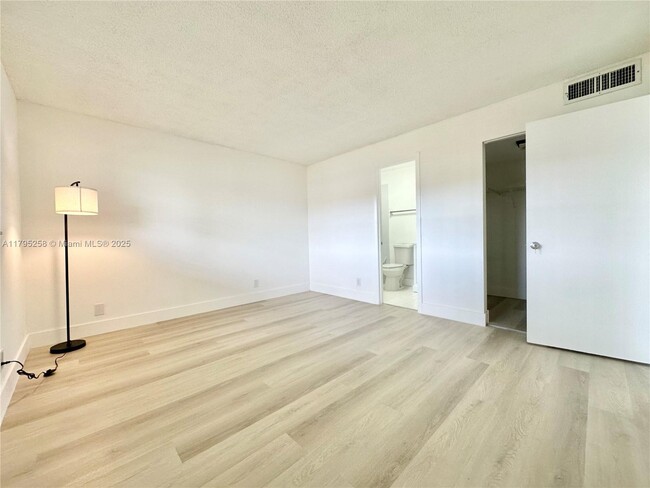 Building Photo - 8051 S Colony Cir