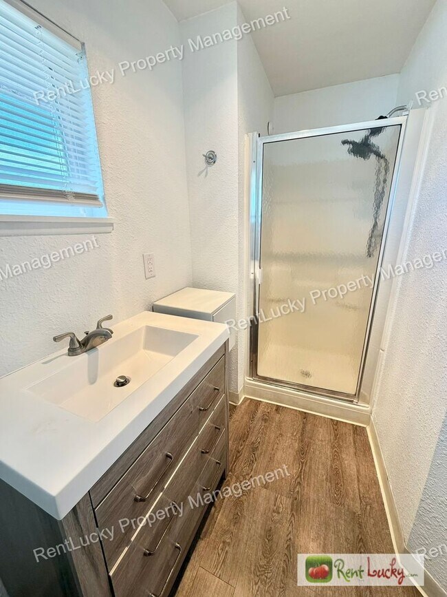 Building Photo - Amazing 3 Bedroom Home in Beacon Hill with Extra Parking and Great Layout!