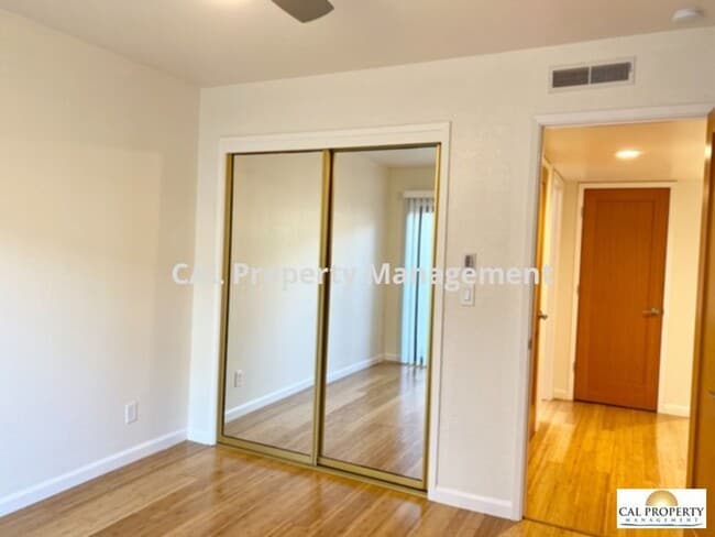 Building Photo - Stunning 2 Bed/2 Bath Condo Located in Mon...