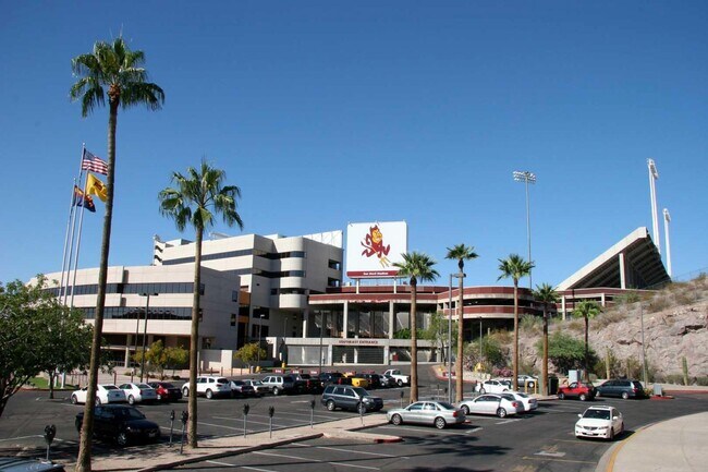 Building Photo - 716 W 11th St