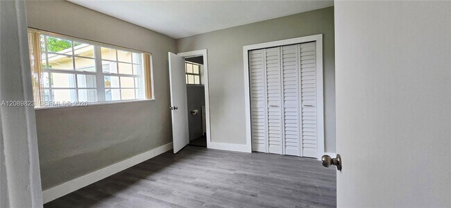 Building Photo - 580 W 34th Pl
