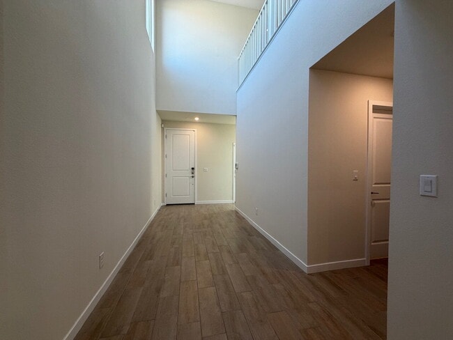 Building Photo - GORGEOUS 4 BED 3 BATH 2 CAR GARAGE SINGLE FAMILY HOME W/ LOFT, VAULTED ENTRYWAY, BACKYARD, AND BE...