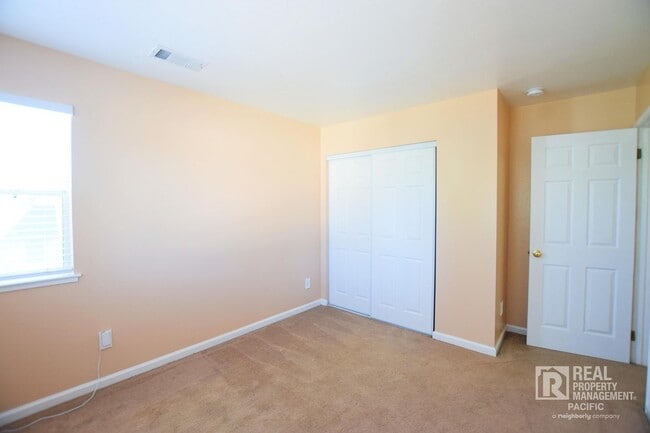 Building Photo - Newly Renovated 4 Bedroom with Parking