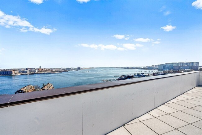 Building Photo - 300 Commercial St