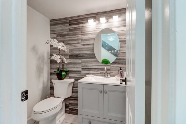Building Photo - Fully Furnished 4-Bedroom Pool Home with Golf Course Views in Northdale