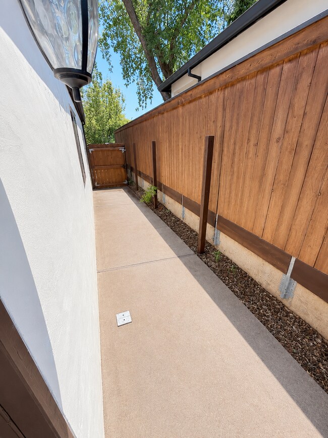 Building Photo - 2245 Ceanothus Ave