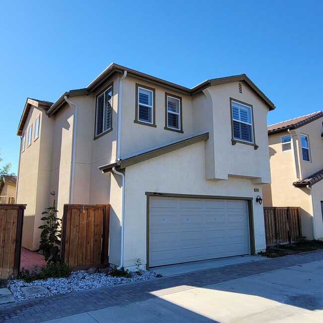 Building Photo - E. Ventura Newer Construction 3+2.5 bath H...