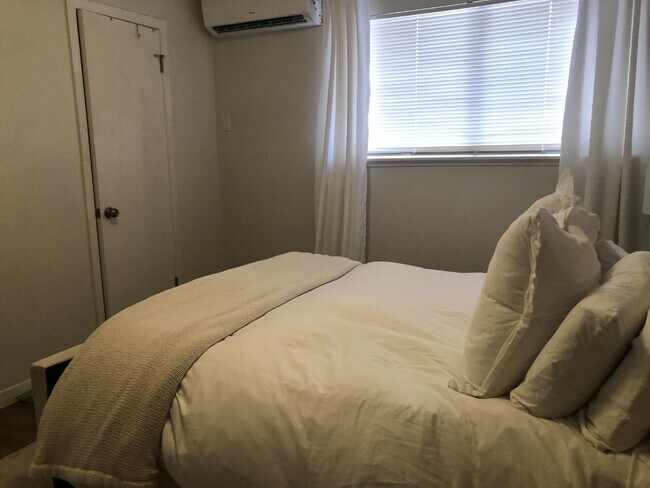 Building Photo - 1915 Fairlawn Ln