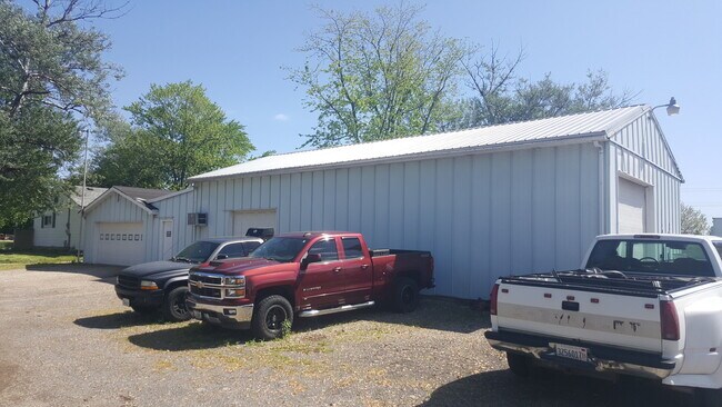 Building Photo - 21 E Romeo Rd