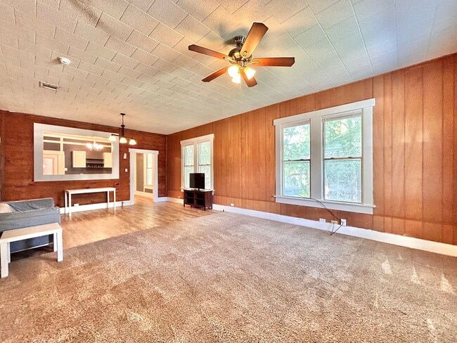 Building Photo - Inviting 2BR/1BA Single-Level Home with Po...