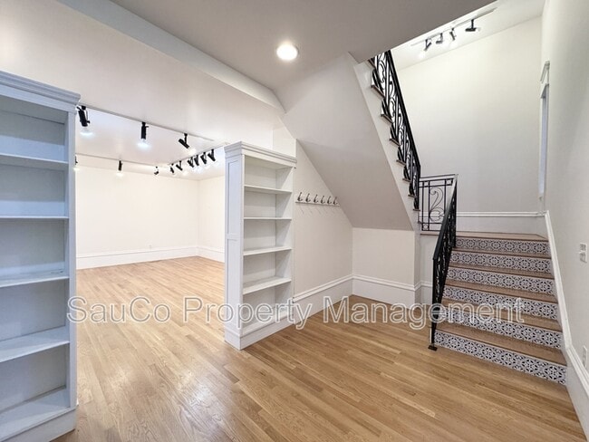 Building Photo - 1980 SW Terrace Dr