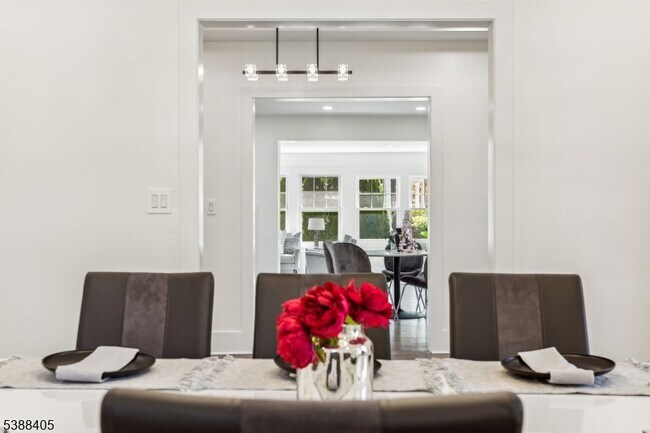 Building Photo - 648 E Broad St