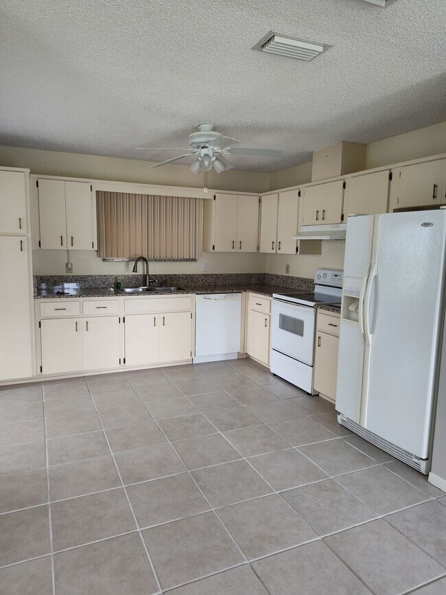 Building Photo - Charming 2/1 Home in Oak Run 55+ Community...