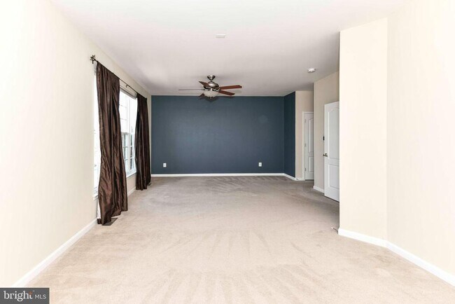 Building Photo - 13592 Village Green Dr