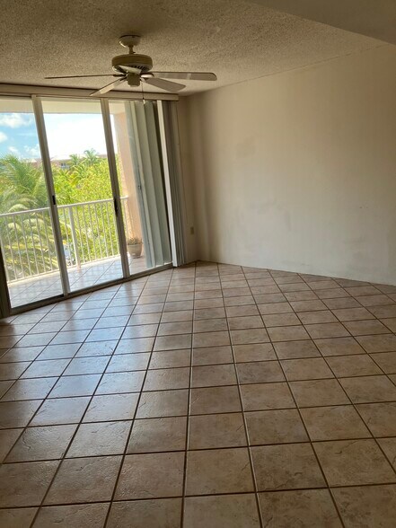 Living areas balcon - 3930 S Roosevelt Blvd