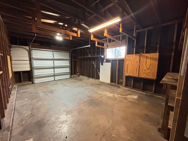 Building Photo - 4 bed 1.5 bath Ranch Style Home with Basem...