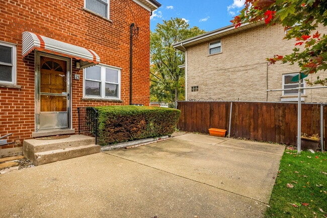 Building Photo - 21 E Thorndale Ave