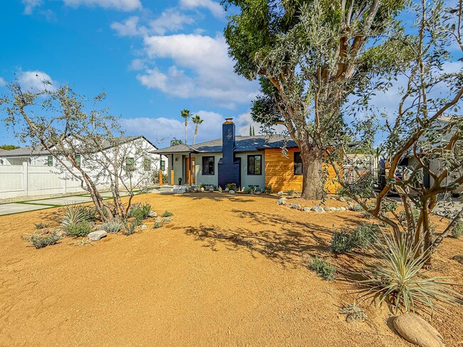 Building Photo - Upgraded 3+2 w/pool, gourmet kitchen + family room!