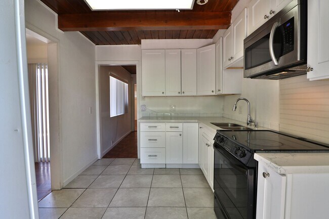 Building Photo - Roommate- Friendly 4 bedroom, 2 Bath Home Near UNR