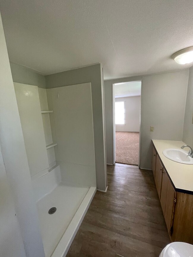 Building Photo - 3 Bedroom, 2 Bath Single Family Home