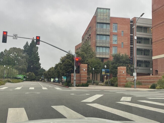 Westwood Bd entry to UCLA only 3 miles north from house - 2935 Westwood Blvd