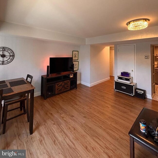 Building Photo - 2 Canterbury Square