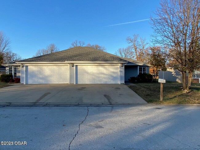 Building Photo - 1721 Redbud Dr