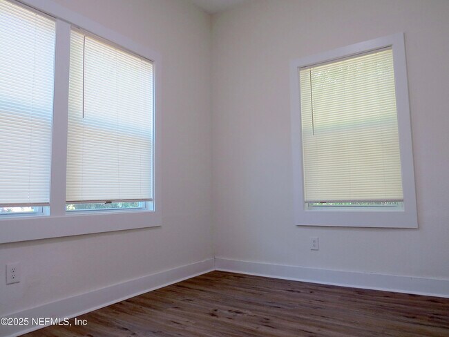 Building Photo - 2071 Southampton Rd