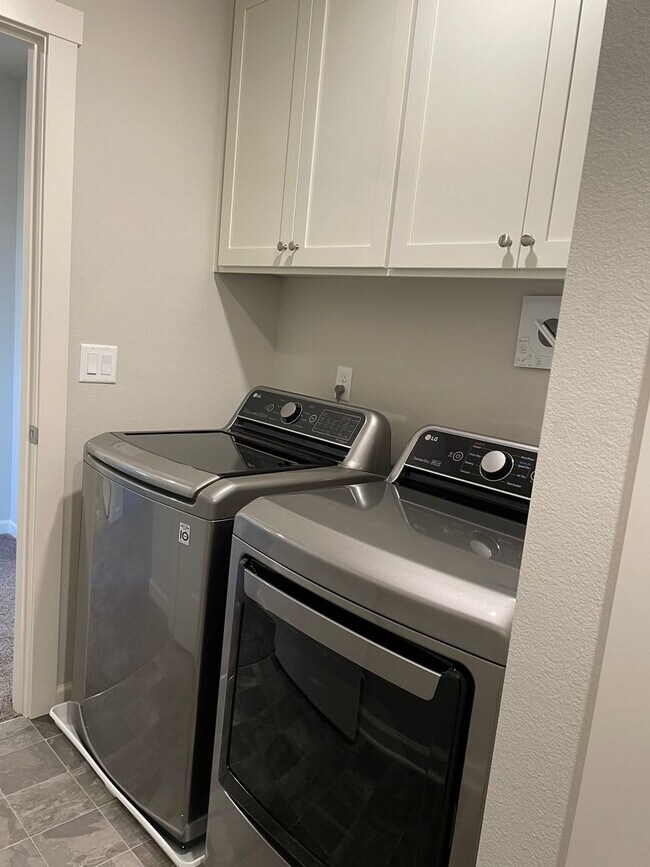 Building Photo - NEWER 4 Bed 2.5 Bath Home! Located near the Ridgefield Outdoor Recreation Center, equestrian faci...